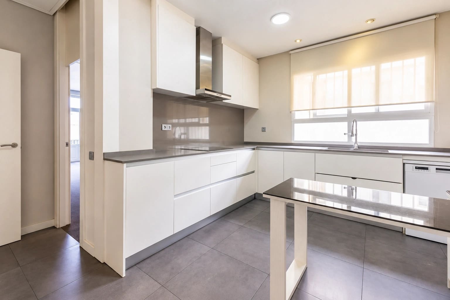 4 bedroom Flat for rent in Valencia city - € 3,400 (Ref: 10140266)