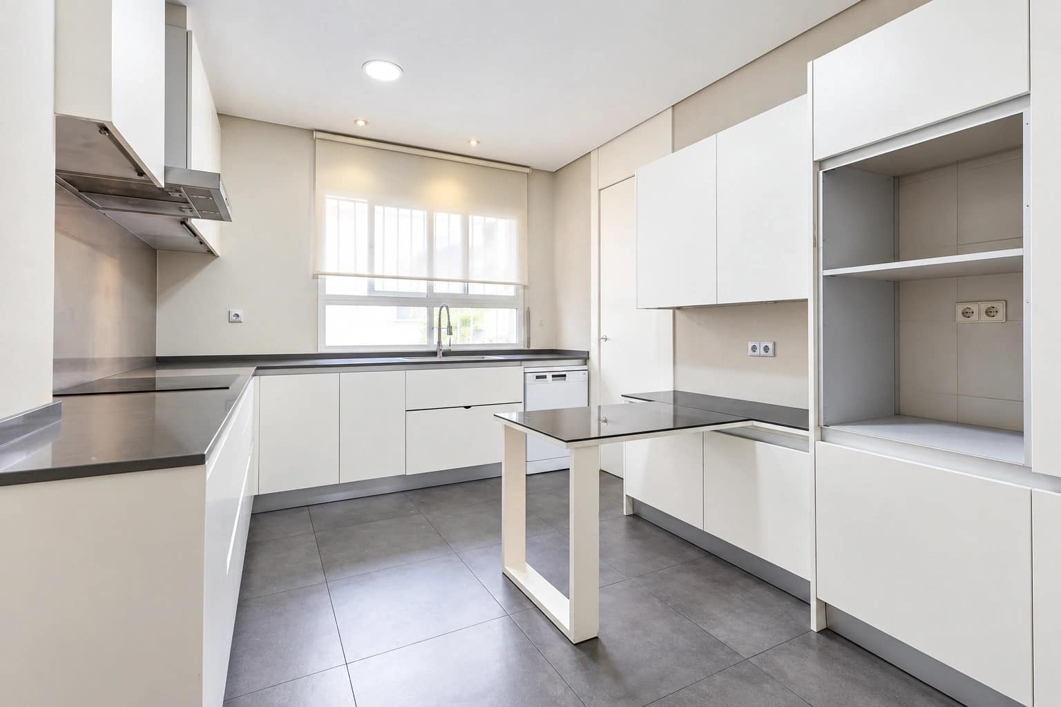4 bedroom Flat for rent in Valencia city - € 3,400 (Ref: 10140266)
