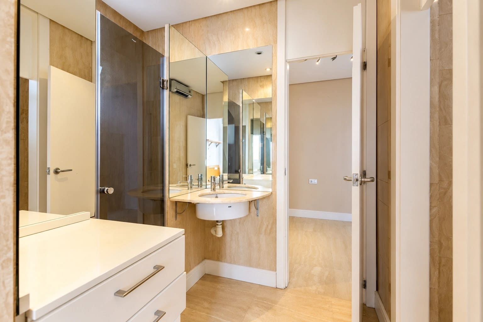 4 bedroom Flat for rent in Valencia city - € 3,400 (Ref: 10140266)