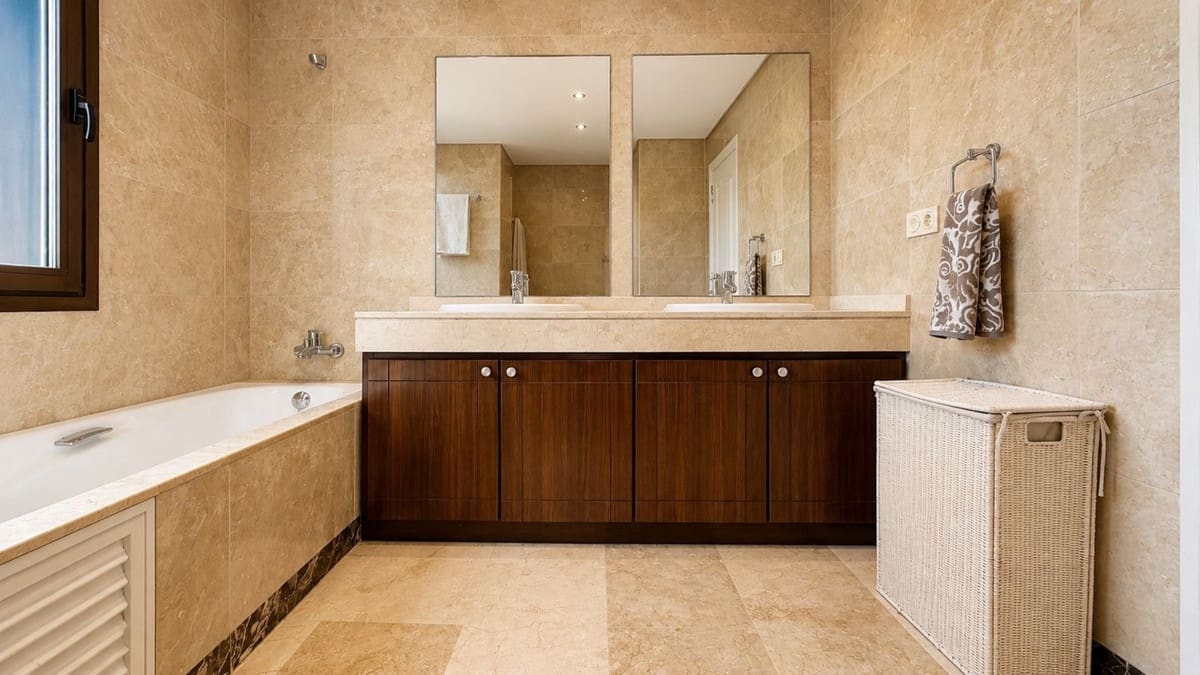 4 bedroom Townhouse for sale in La Alcaidesa with pool garage - € 815,000 (Ref: 10000999)