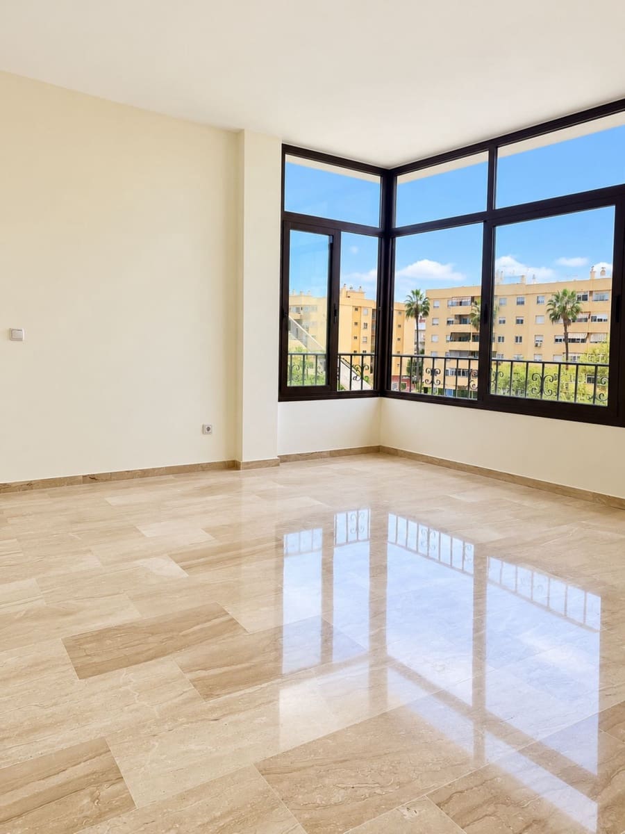 2 soveværelse Lejlighed til salg i Estepona med garage - € 495.000 (Ref: 10165385)