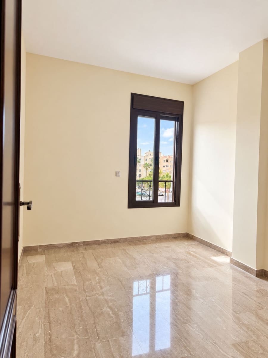 2 soveværelse Lejlighed til salg i Estepona med garage - € 495.000 (Ref: 10165385)