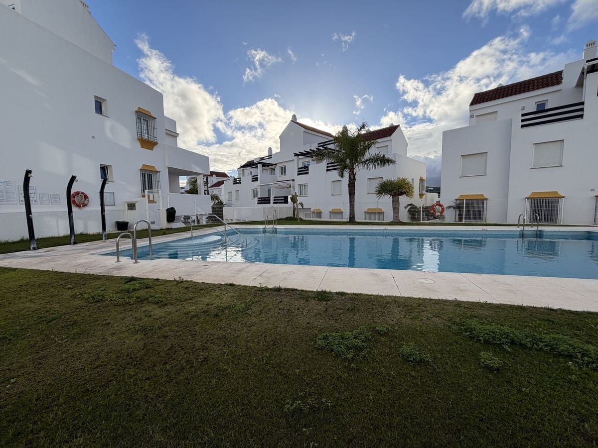 2 slaapkamer Appartement te koop in Estepona met zwembad garage - € 245.000 (Ref: 9683294)