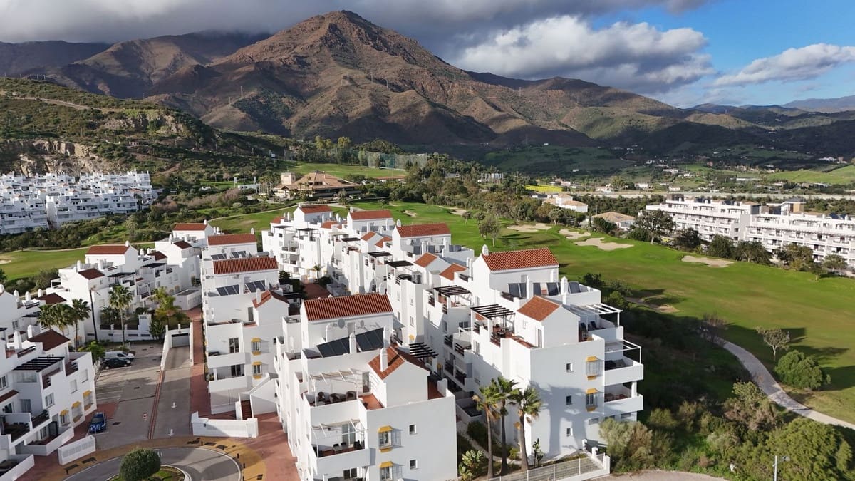 2 slaapkamer Appartement te koop in Estepona met zwembad garage - € 245.000 (Ref: 9683294)