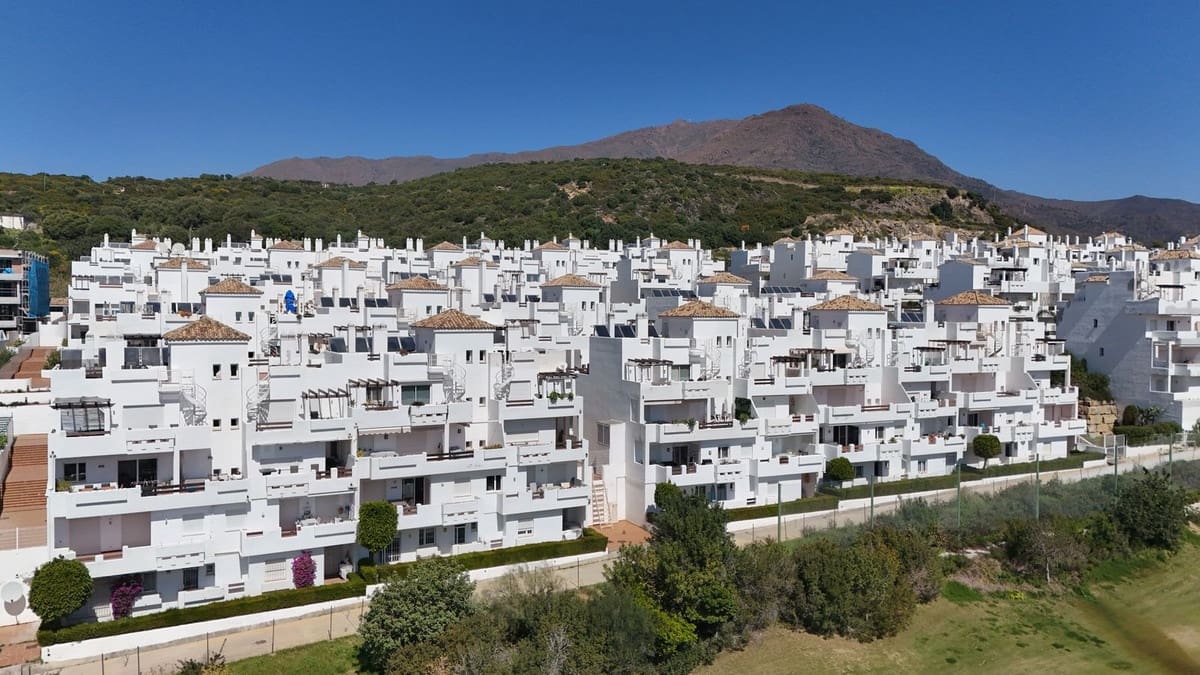 2 chambre Appartement à vendre à Estepona avec piscine garage - 345 000 € (Ref: 9750942)