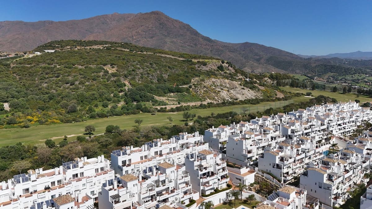 2 chambre Appartement à vendre à Estepona avec piscine garage - 345 000 € (Ref: 9750942)