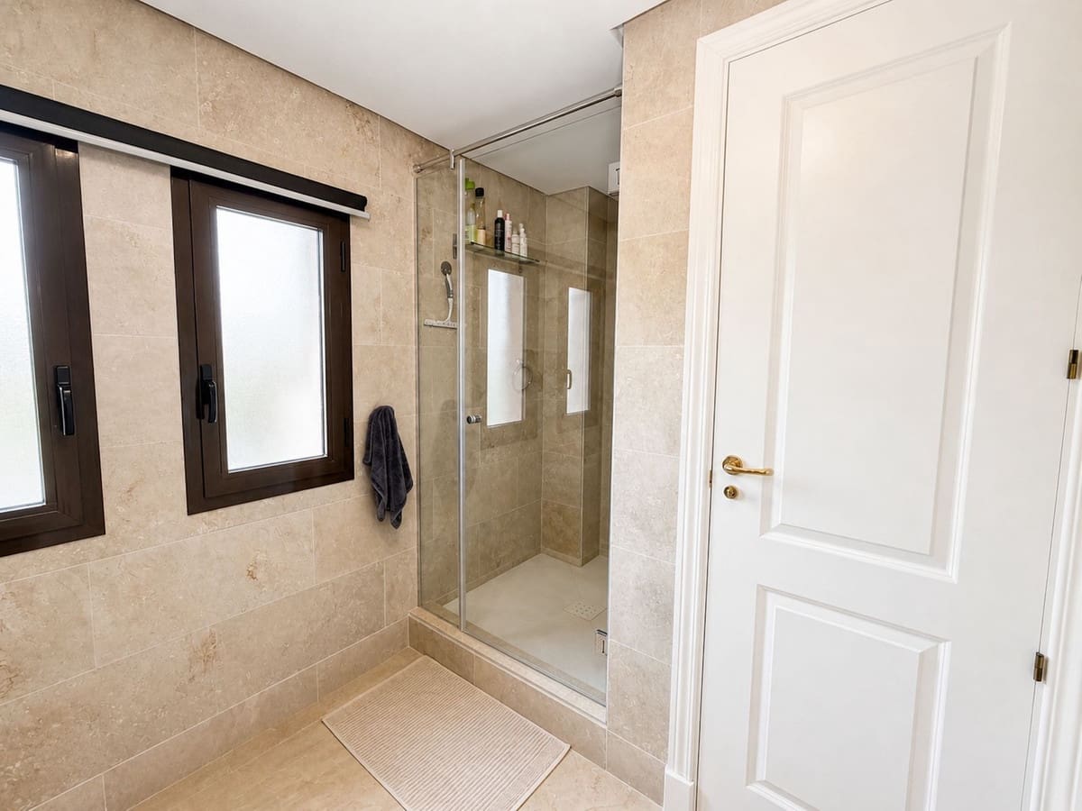 3 sypialnia Apartament na sprzedaż w La Duquesa / Puerto de la Duquesa z basenem garażem - 369 000 € (Ref: 9814019)