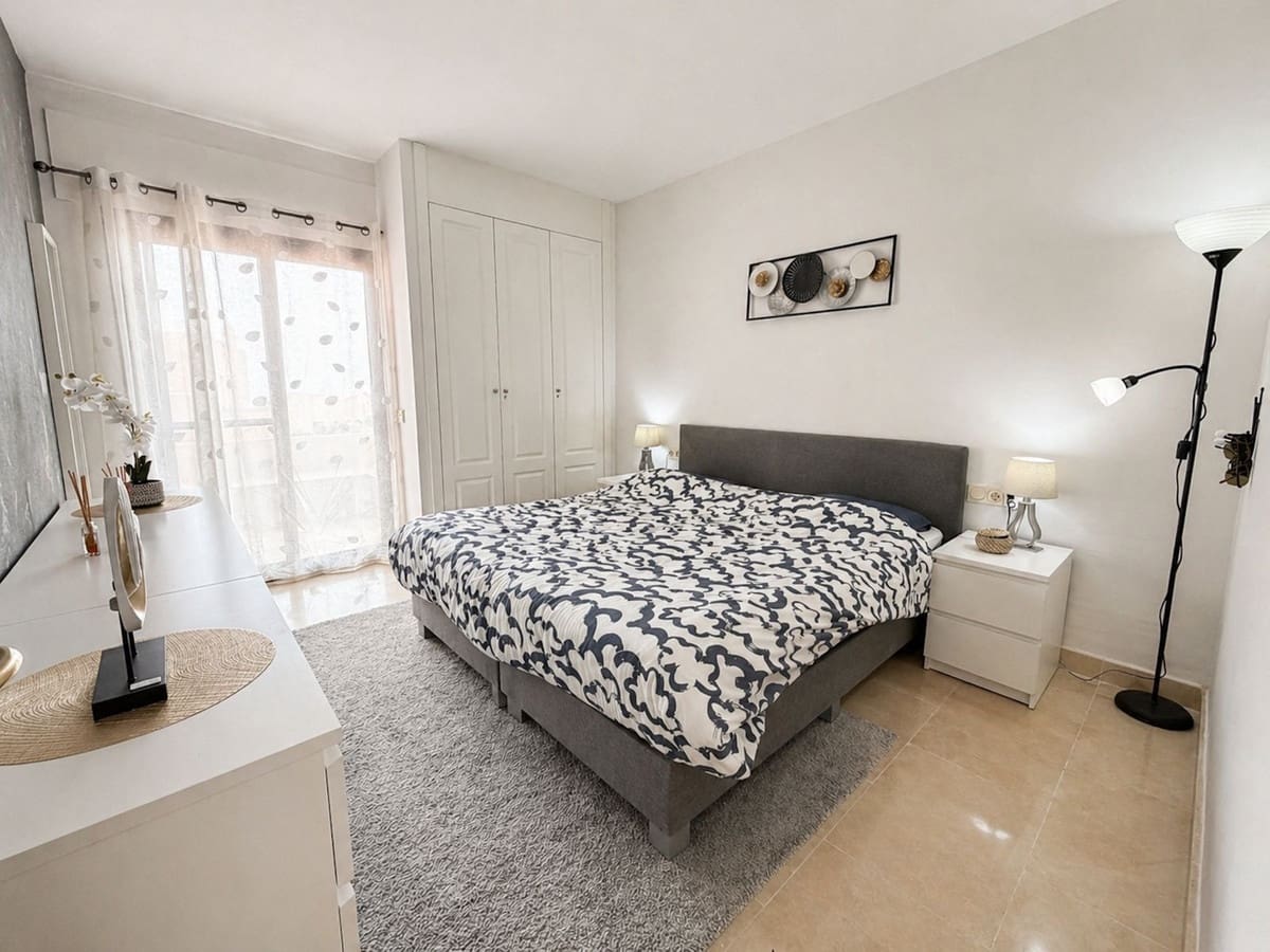 3 sypialnia Apartament na sprzedaż w La Duquesa / Puerto de la Duquesa z basenem garażem - 369 000 € (Ref: 9814019)