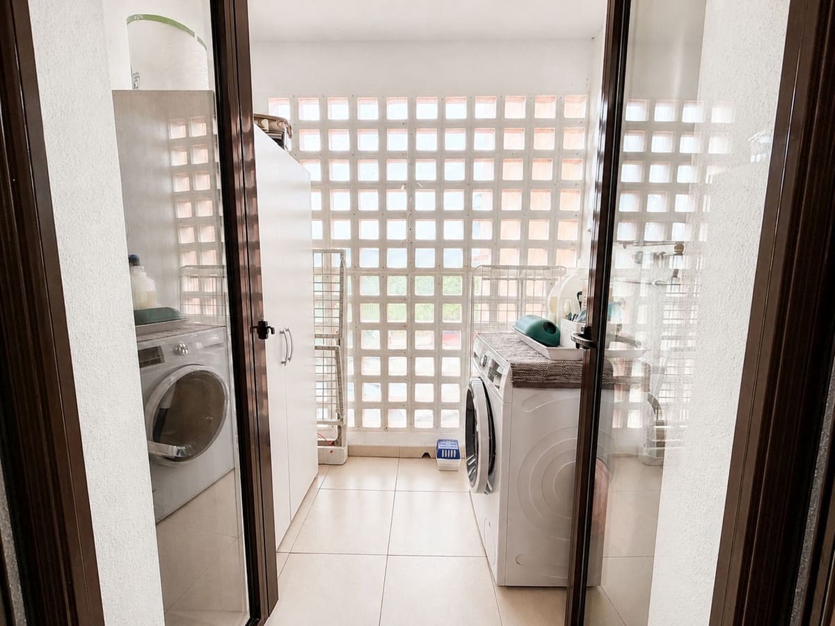 3 sypialnia Apartament na sprzedaż w La Duquesa / Puerto de la Duquesa z basenem garażem - 369 000 € (Ref: 9814019)
