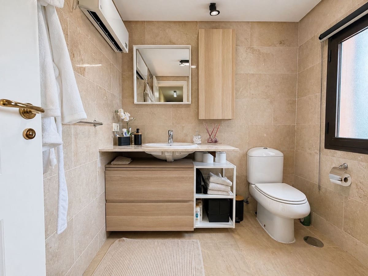 3 sypialnia Apartament na sprzedaż w La Duquesa / Puerto de la Duquesa z basenem garażem - 369 000 € (Ref: 9814019)