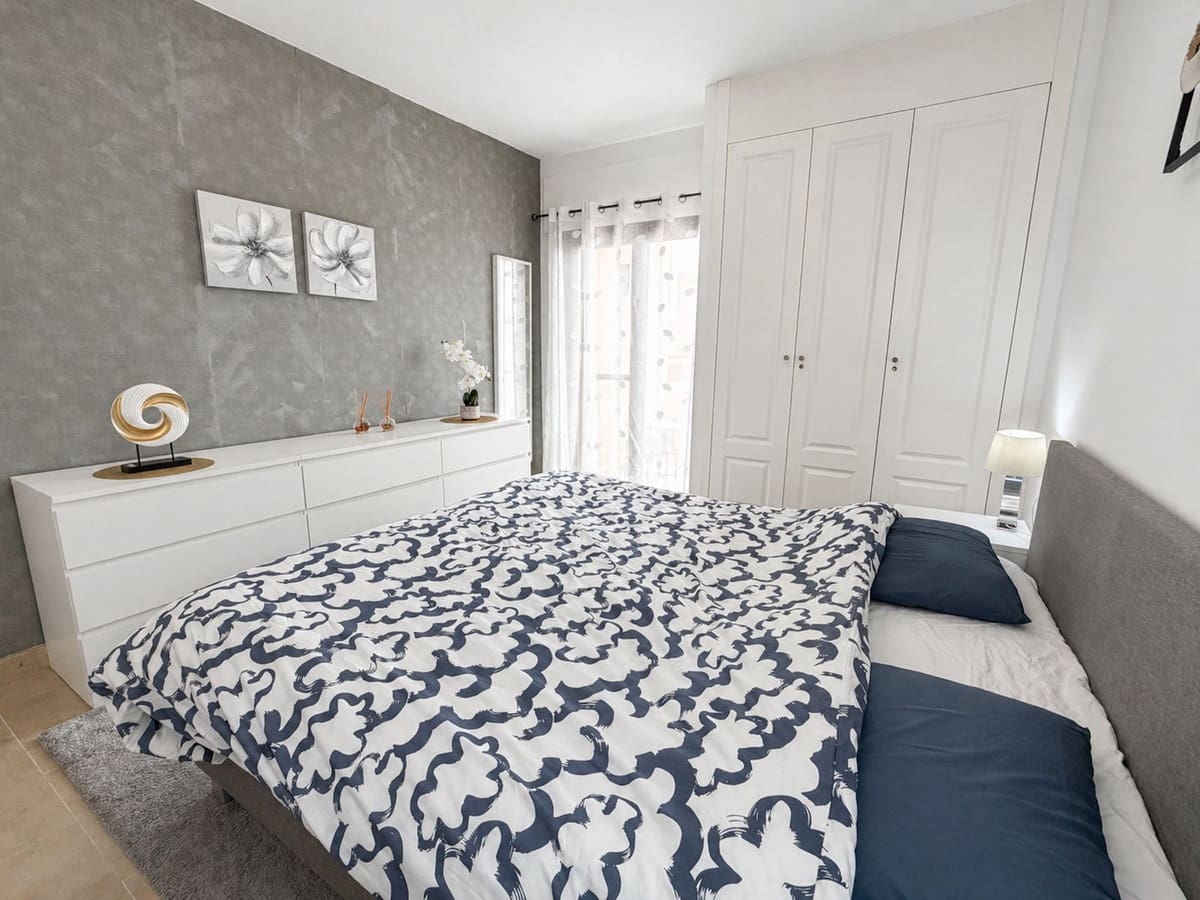 3 sypialnia Apartament na sprzedaż w La Duquesa / Puerto de la Duquesa z basenem garażem - 369 000 € (Ref: 9814019)