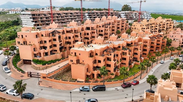 3 sypialnia Apartament na sprzedaż w La Duquesa / Puerto de la Duquesa, Manilva z basenem garażem - 369 000 € (Ref: 9814019)