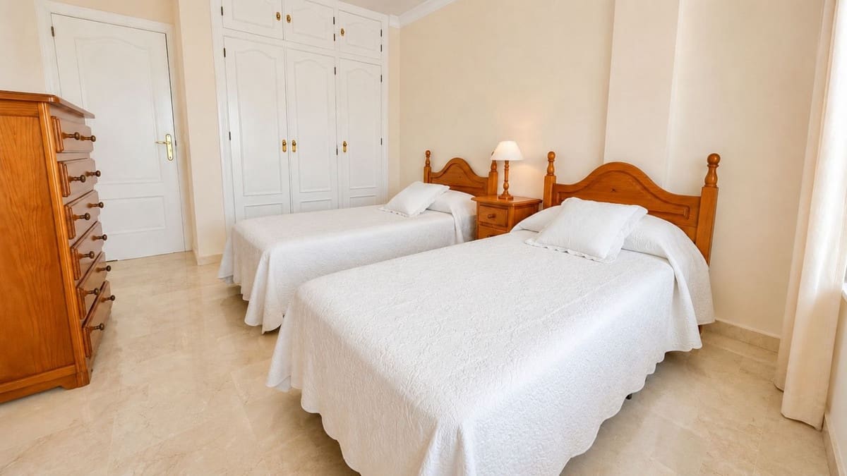 3 bedroom Apartment for sale in Estepona - € 579,000 (Ref: 9879904)