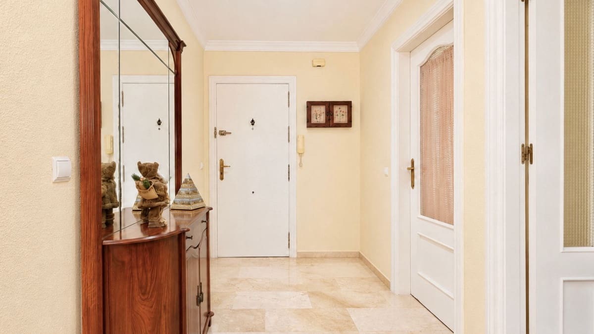 3 bedroom Apartment for sale in Estepona - € 579,000 (Ref: 9879904)