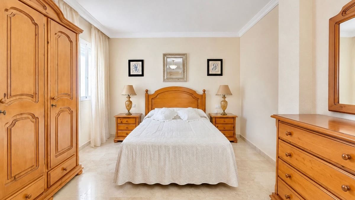 3 bedroom Apartment for sale in Estepona - € 579,000 (Ref: 9879904)