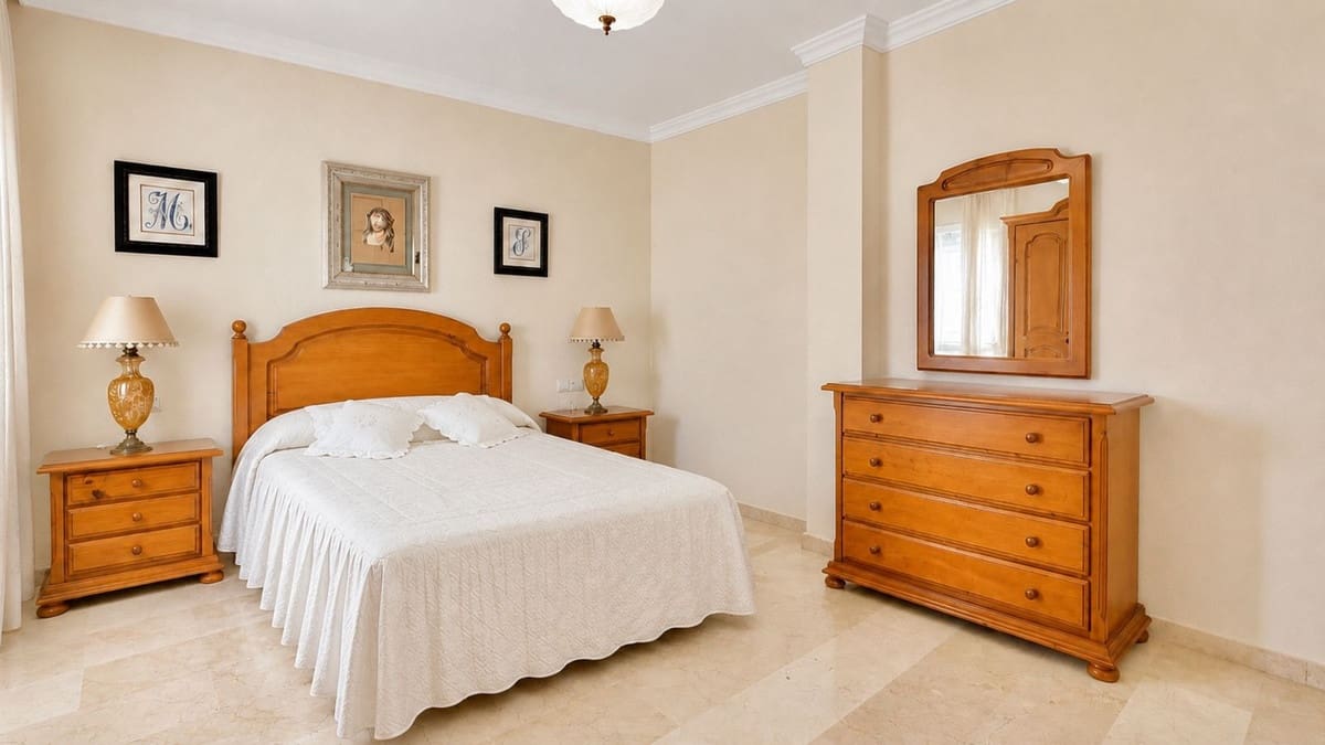 3 bedroom Apartment for sale in Estepona - € 579,000 (Ref: 9879904)