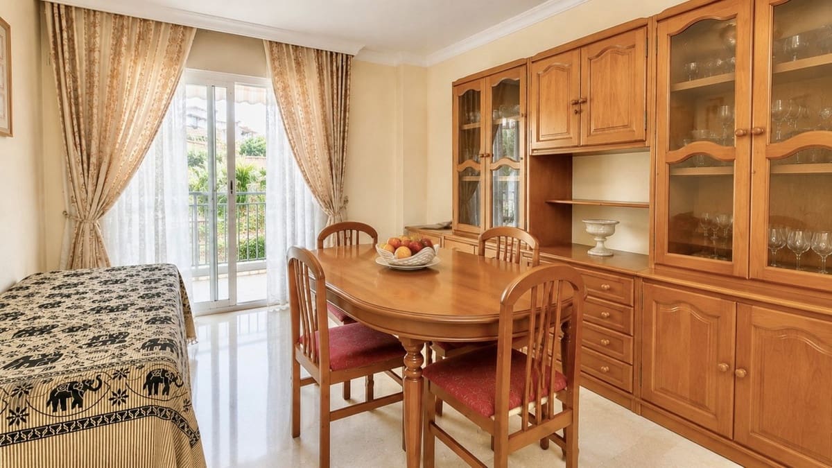 3 bedroom Apartment for sale in Estepona - € 579,000 (Ref: 9879904)