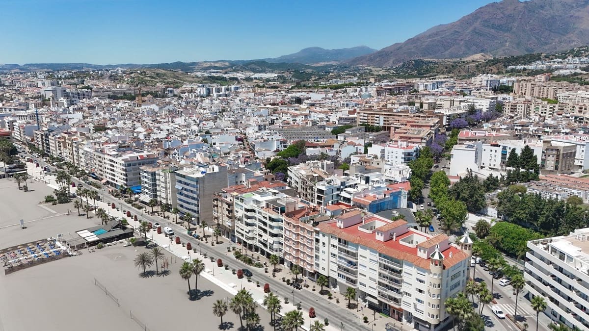 3 bedroom Apartment for sale in Estepona - € 579,000 (Ref: 9879904)