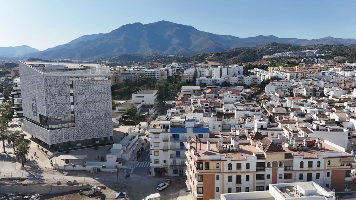 2 bedroom Apartment for sale in Estepona - € 475,000 (Ref: 9958318)