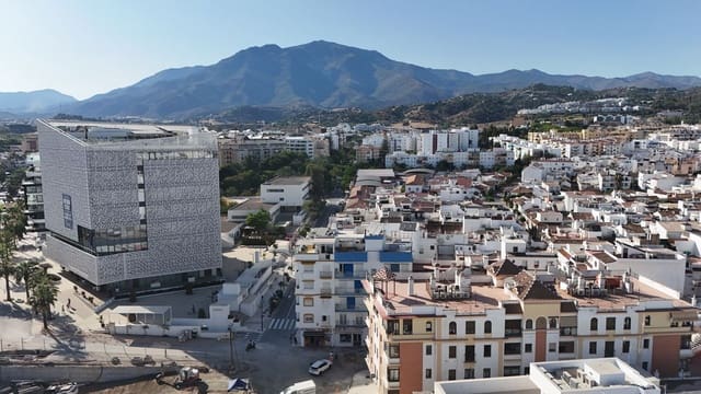 2 bedroom Apartment for sale in Estepona - € 475,000 (Ref: 9958318)