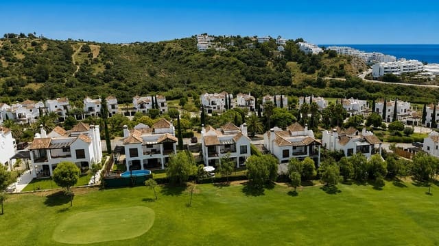 3 slaapkamer Villa te koop in Estepona met garage - € 849.750 (Ref: 9981594)