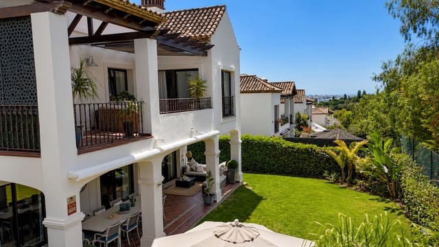 3 slaapkamer Villa te koop in Estepona met garage - € 849.750 (Ref: 9981594)