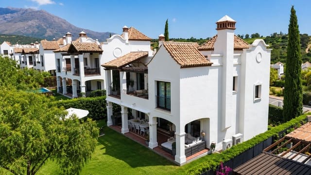 3 slaapkamer Villa te koop in Estepona met garage - € 849.750 (Ref: 9981594)