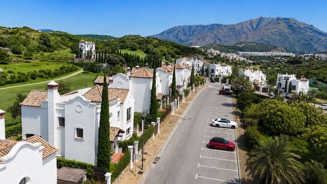 3 slaapkamer Villa te koop in Estepona met garage - € 849.750 (Ref: 9981594)