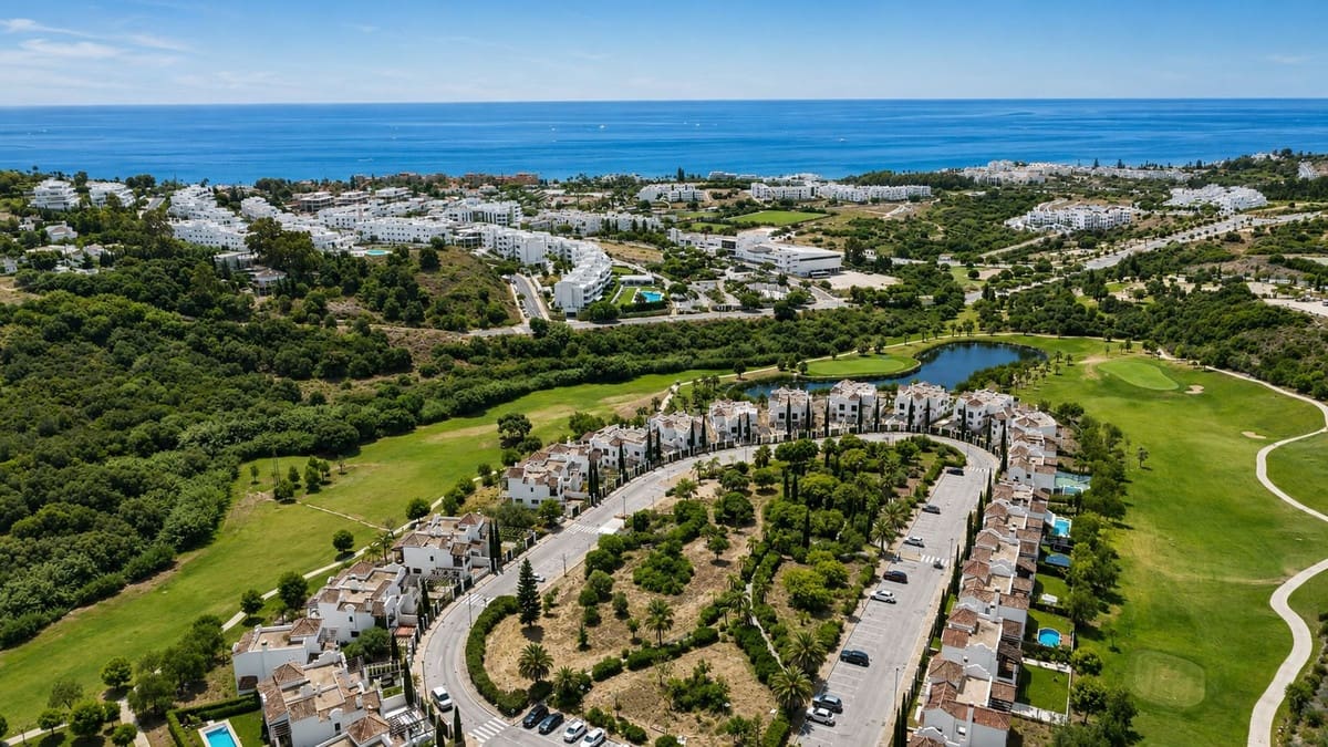 3 bedroom Villa for sale in Estepona with pool garage - € 849,750 (Ref: 9981594)