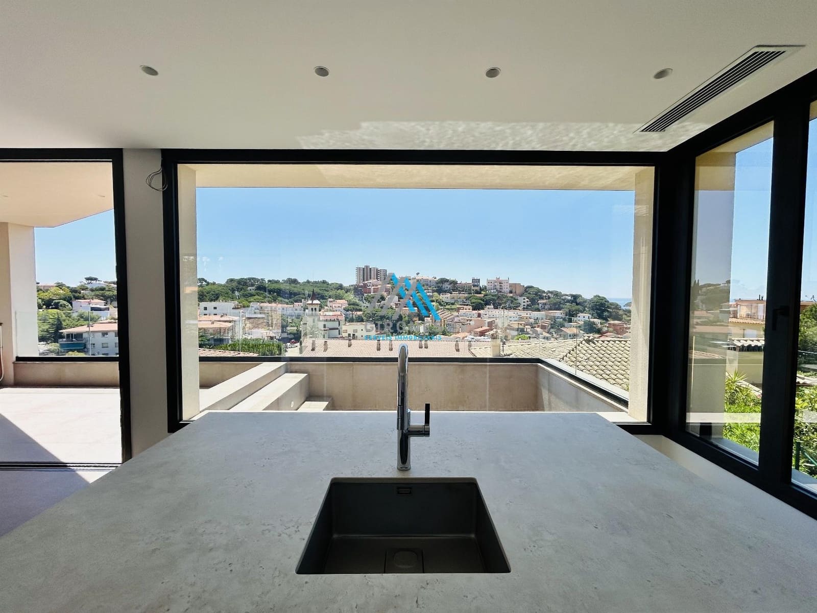 Villa for sale in S'Agaro with pool - € 1,300,000 (Ref: 9927588)