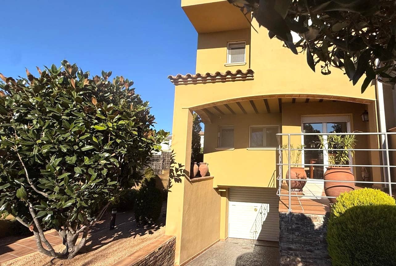 Pareado de 4 habitaciones en Palafrugell en venta con piscina garaje - 580.000 € (Ref: 9852217)