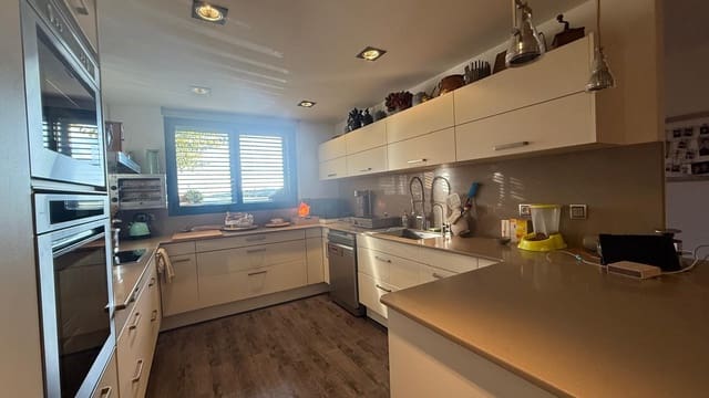 4 soveværelse Byhus til salg i Pals med garage - € 645.000 (Ref: 9852227)