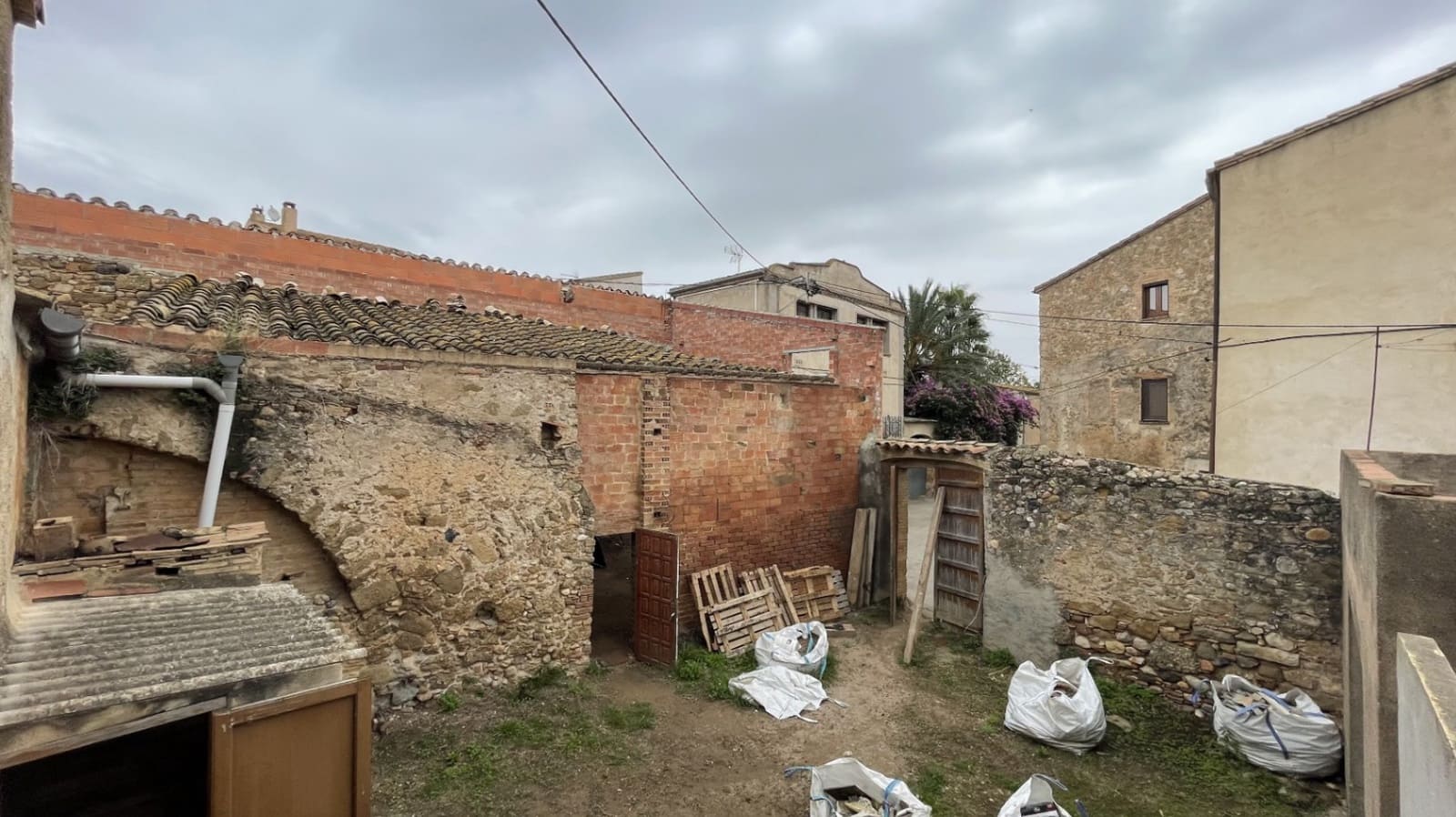 6 soveværelse Finca/Landehus til salg i La Tallada d'Emporda med swimmingpool garage - € 730.000 (Ref: 9852238)