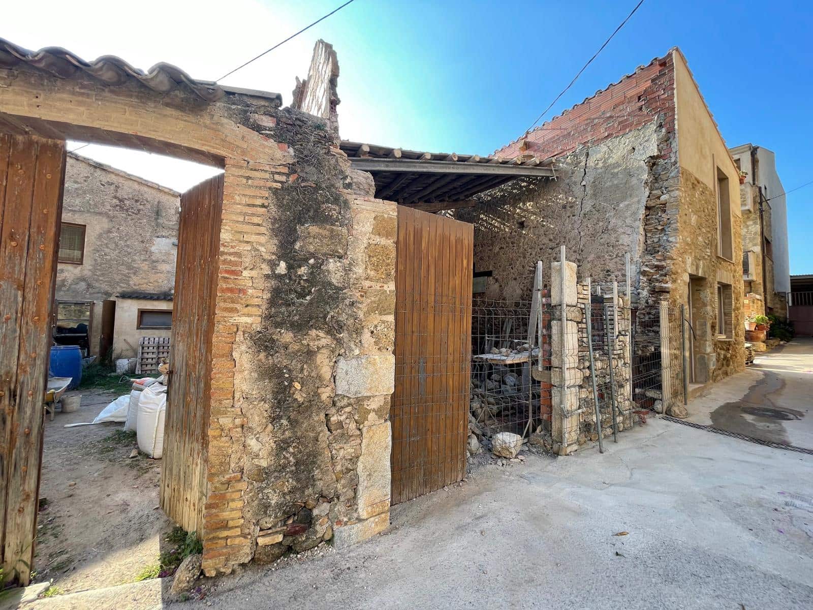 6 soveværelse Finca/Landehus til salg i La Tallada d'Emporda med swimmingpool garage - € 730.000 (Ref: 9852238)
