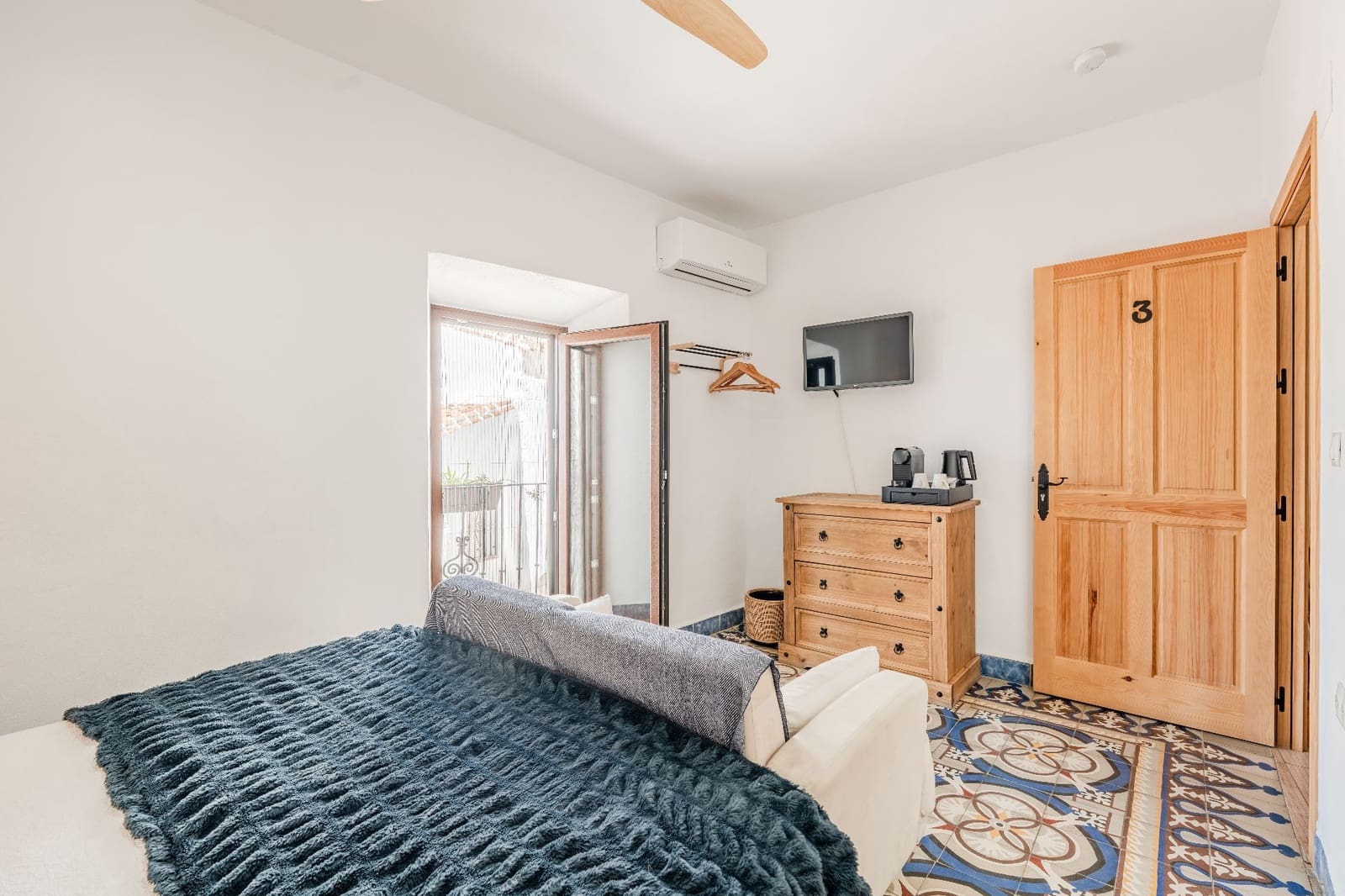 4 makuuhuone Hotelli myytävänä paikassa Canillas de Aceituno mukana uima-altaan - 449 000 € (Ref: 10034864)