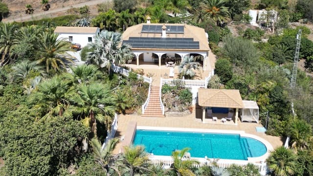 4 soveværelse Finca/Landehus til salg i Vélez-Málaga med swimmingpool garage - € 890.000 (Ref: 9626275)
