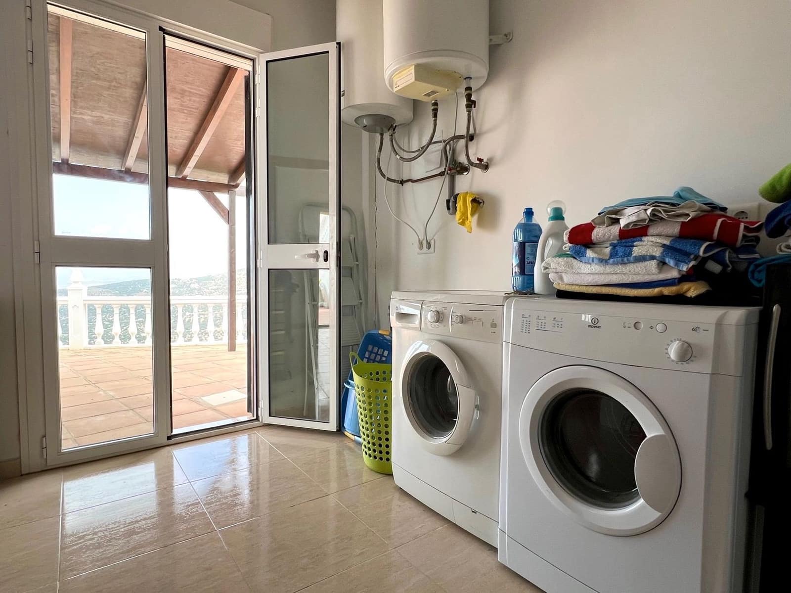 4 soveværelse Finca/Landehus til salg i Alcaucin med swimmingpool garage - € 360.000 (Ref: 9746836)