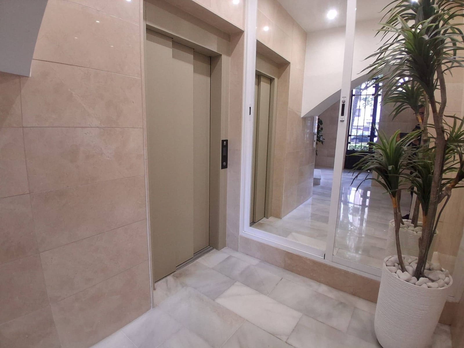 3 soverom Leilighet til leie i Valencia by med garasje - € 1 995 (Ref: 10129556)