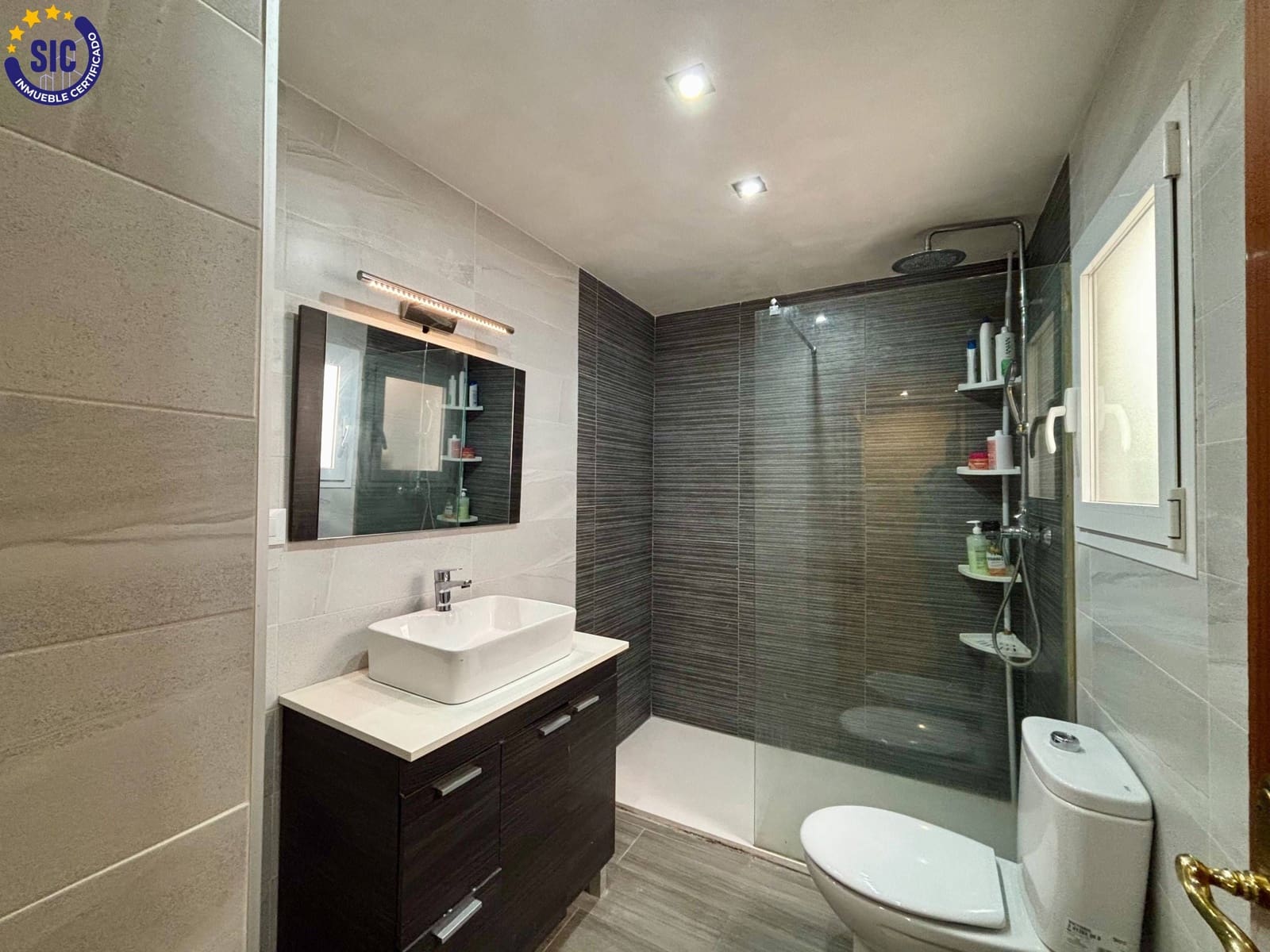 Piso de 4 habitaciones en València ciudad en venta - 239.000 € (Ref: 9629996)