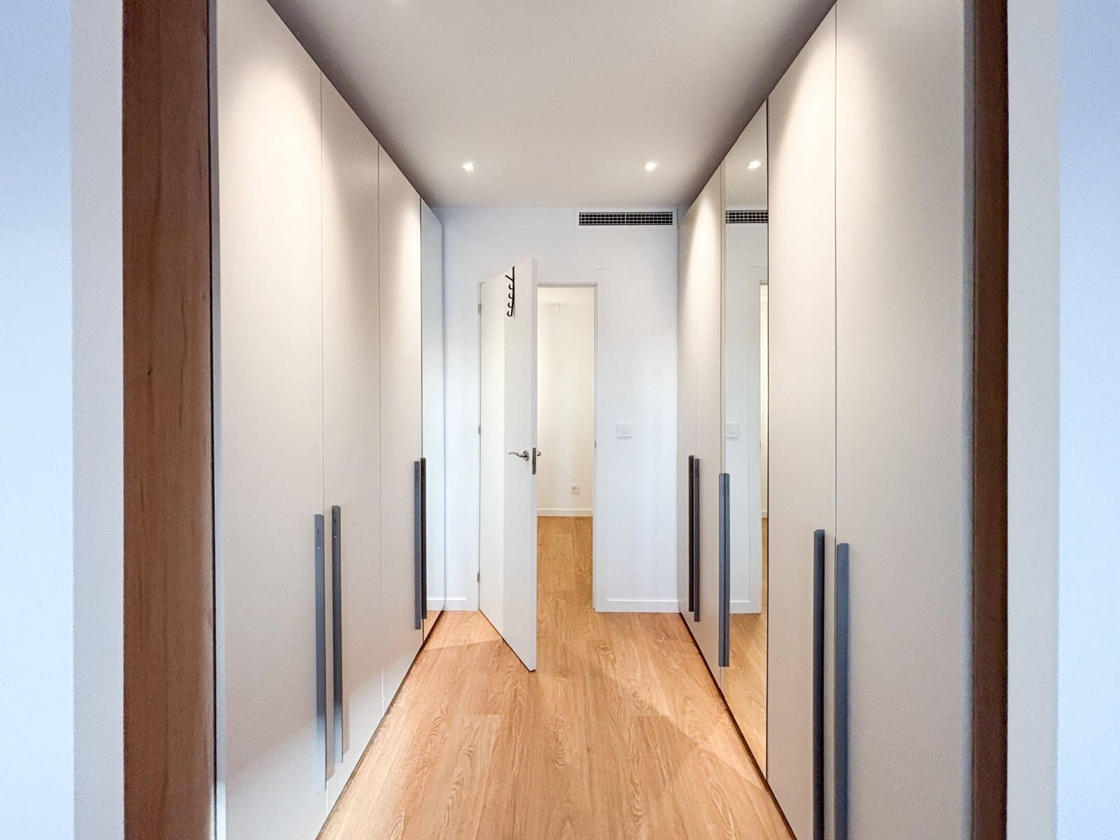 3 bedroom Flat for rent in Valencia city - € 2,300 (Ref: 9629998)