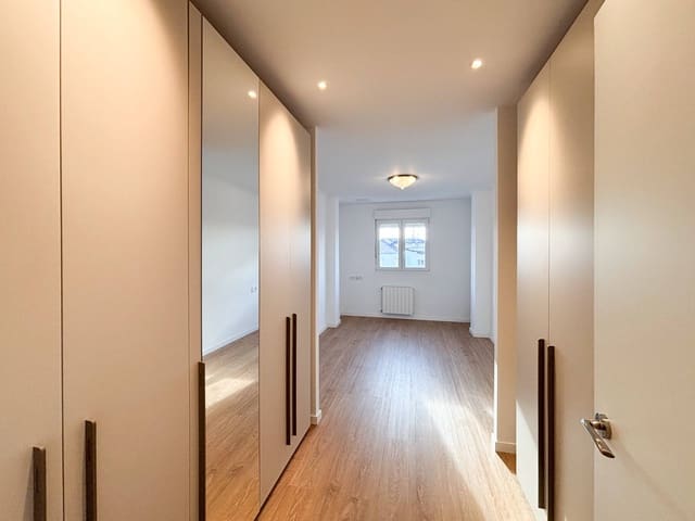 3 bedroom Flat for rent in Arrancapins, Valencia city - € 2,300 (Ref: 9629998)