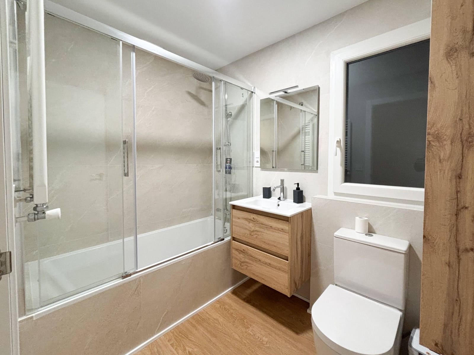 3 bedroom Flat for rent in Valencia city - € 2,300 (Ref: 9629998)