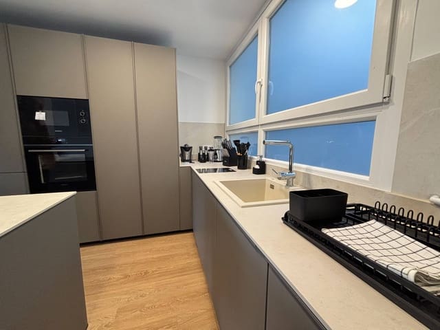 3 bedroom Flat for rent in Arrancapins, Valencia city - € 2,300 (Ref: 9629998)