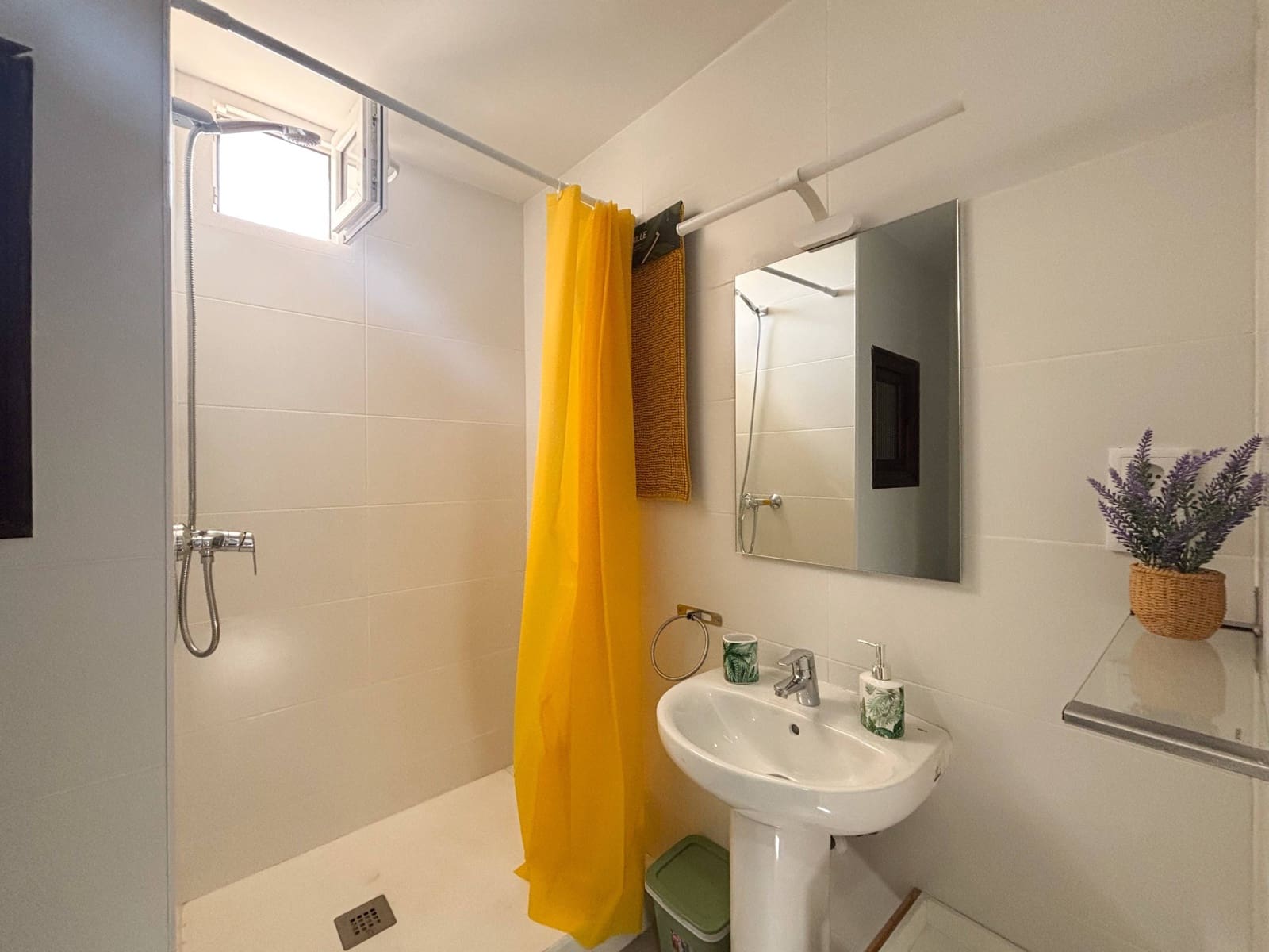 Piso de 4 habitaciones en València ciudad en alquiler - 1.800 € (Ref: 9965307)