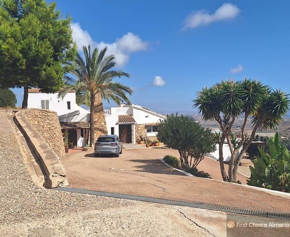 Chalet de 4 habitaciones en Mojácar en venta con garaje - 795.000 € (Ref: 9337771)