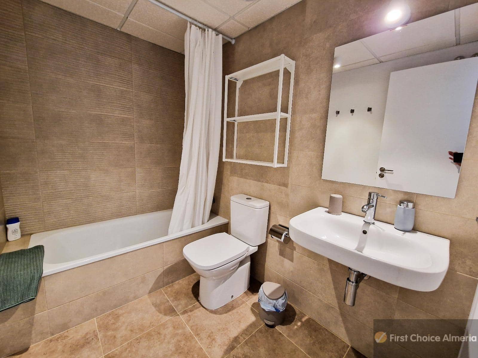 2 makuuhuone Huoneisto myytävänä paikassa Almeria kaupunki mukana uima-altaan 
autotalli - 299 000 € (Ref: 9503966)