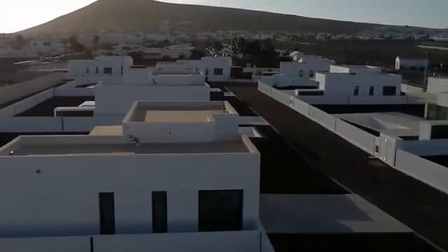 2 bedroom Villa for sale in Playa Blanca, Yaiza with pool garage - € 525,000 (Ref: 9669700)