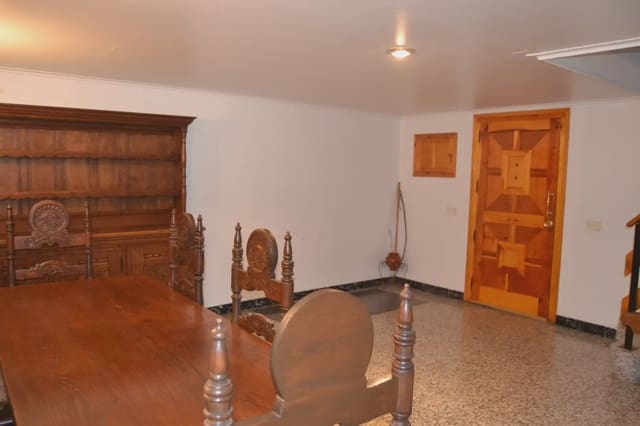 5 Zimmer Haus zu verkaufen in Jasa mit Garage - 205.000 € (Ref: 9963454)