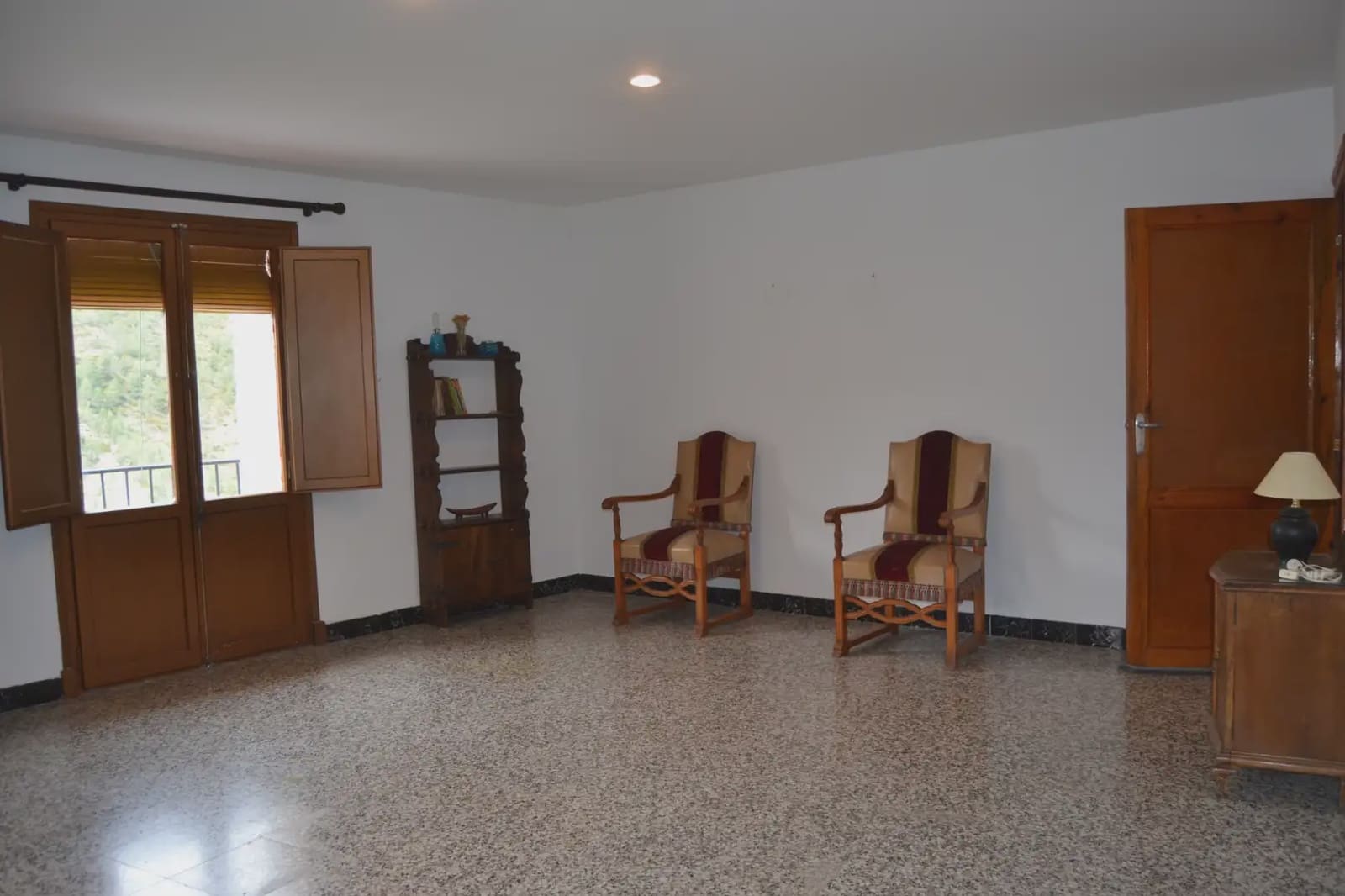 5 Zimmer Haus zu verkaufen in Jasa mit Garage - 205.000 € (Ref: 9963454)