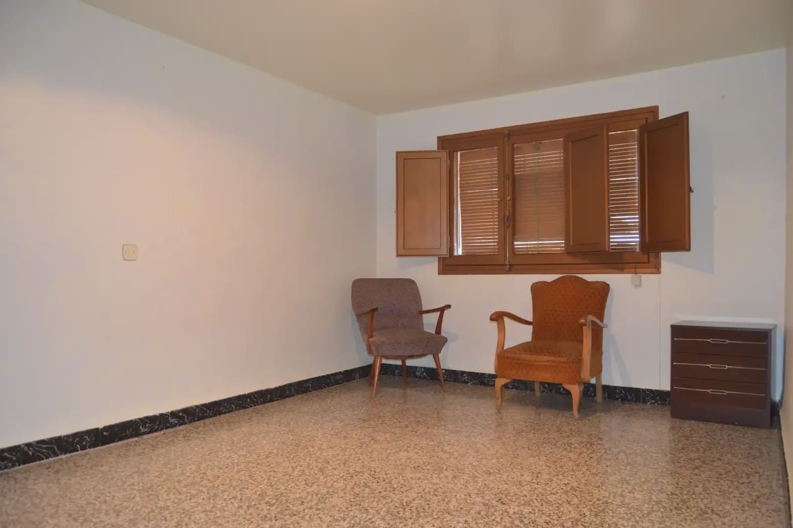 5 Zimmer Haus zu verkaufen in Jasa mit Garage - 205.000 € (Ref: 9963454)